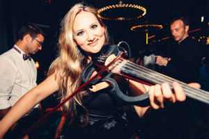 Dubai Female Violin Player - Elena
